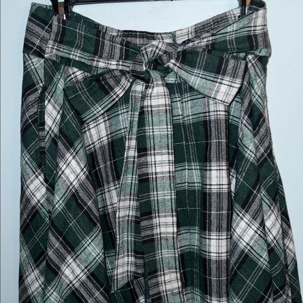 Plaid A-Line Vintage NWT Midi Skirt in Black watch Plaid Women’s L